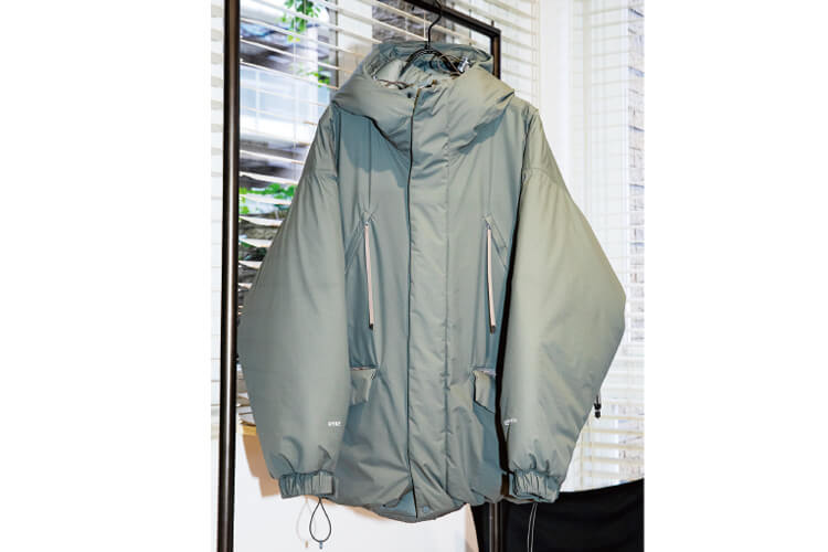 〈HYKE〉の別注フーデッド パデッドミリタリーショートコート