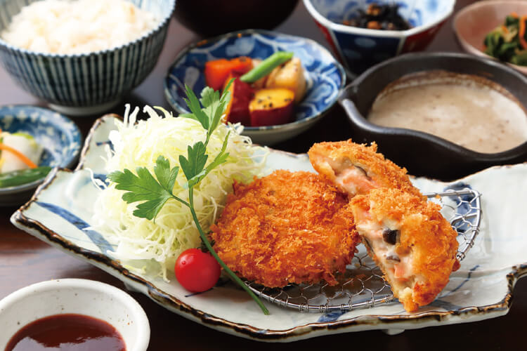 きのことサーモンのクリームコロッケと秋野菜の小鉢膳