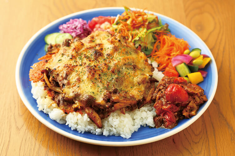 キノコの焼きチーズカレー 焼トマトマサラ添え
