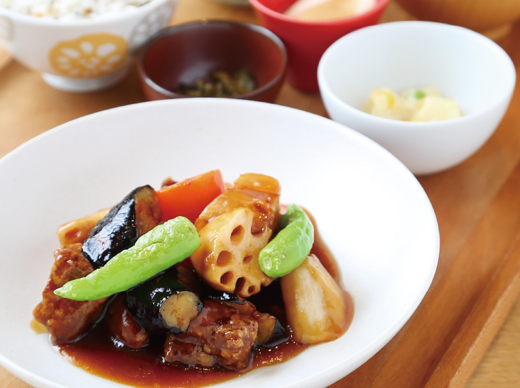 ごろごろ根菜と豚肉の黒酢ソース定食 1,210円