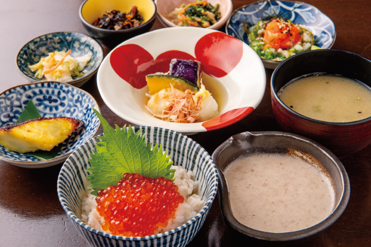 3種のおかずといくらとろろめし